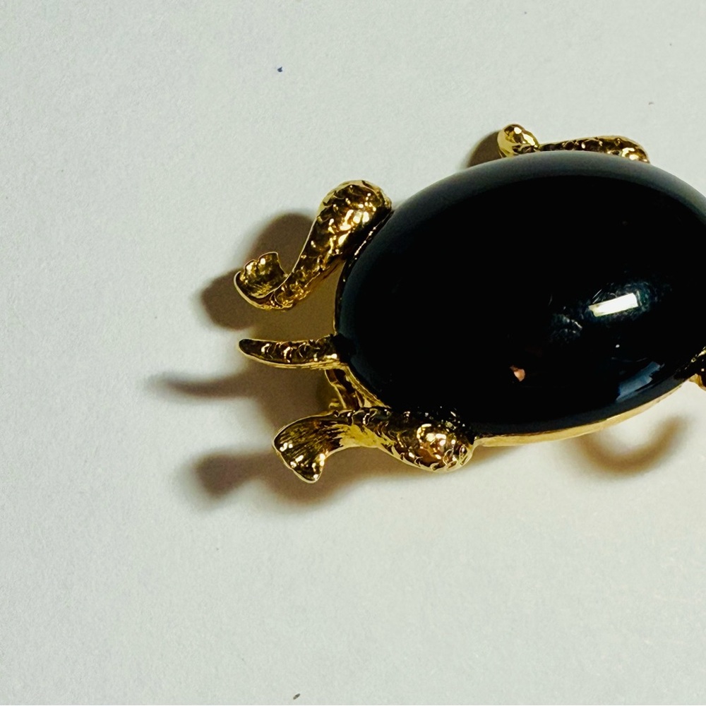 VINTAGE BLACK/ONYX CABOCHON GOLD TONE TURTLE BROOCH/PIN - Picture 2 of 7